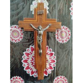 Ancien Crucifix Croix En Bois Forme Atypique Et Originale Avec Marqueterie Jésus Christ En Métal Coloris Bronze Plaque Inri Anneau De Fixation Au Dos De La Croix Dimension : 25 X 13 Cms Poids 186 Gr