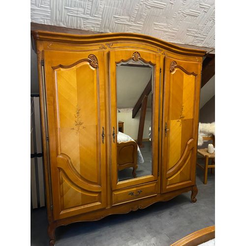 Armoire En Merisier Avec Incrustation