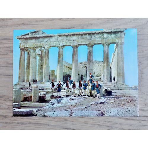 Carte Postale Animée Cpa Grèce . Acropole, Athenes. Le Parthenon. Evzone Garde Royale.. Date De 1970. Monument De L'histoire.