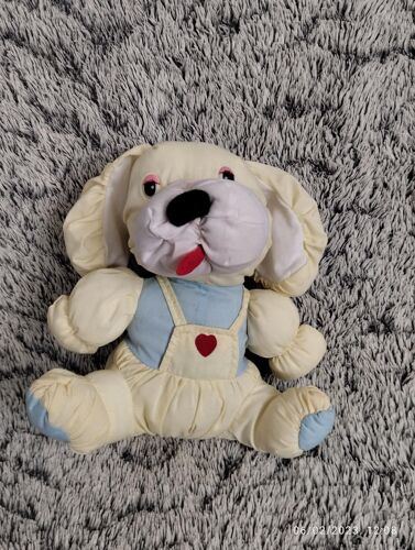 vintage doudou chien tissu jaune et bleu, déco coeur