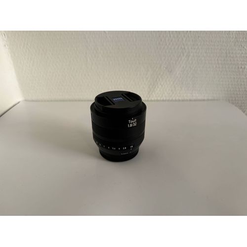 Zeiss touit 32mm f/1.8 Fuji X Mount