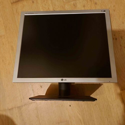 LG L1919S-SF - Écran LCD - 19" - 1280 x 1024 @ 75 Hz - TN - 300 cd/m² - 1400:1 - 8 ms - VGA - argent