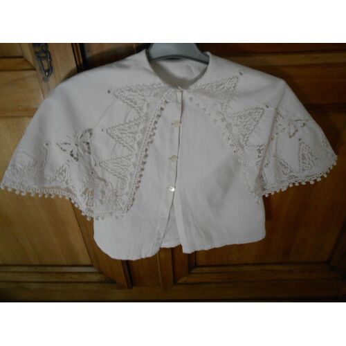 Ancien Tres Beau Manteau Bapteme Poupee Blanc Coton Cousu Brodé Main Décor Papillons Dimensions : - Encolure 31 Cm - Hauteur 44 Cm