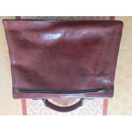 Superbe sacoche en cuir marron - état neuf - récemment retraitée - 3 volets interieurs - parfait pour professions commerciales ou libérales - Très chic. A négocier