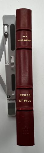 Peres Et Fils Ivan Tourguenef. Traduit Du Russe Par Marc Semenoff. Introduction De Pierre Pascal