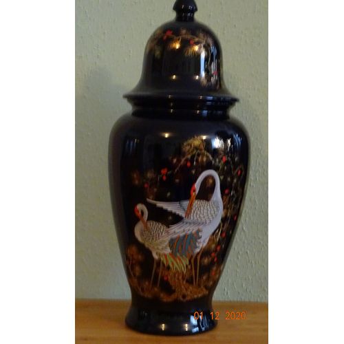 Grand Potiche Avec Couvercle en Porcelaine.