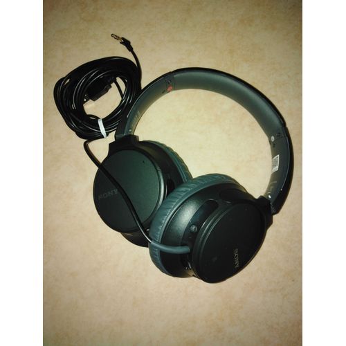 un casque Sony a fil model WH-CH700N
