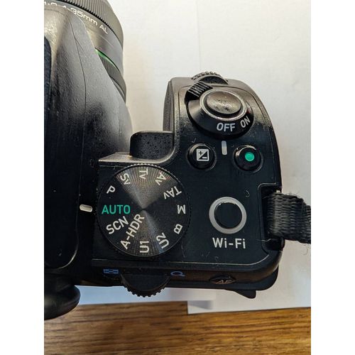 Pentax K-S2 20.1 mpix avec chargeur, 2 piles , sacoche, téléobjectif 50-300, objectif macro et un objectif 10-50