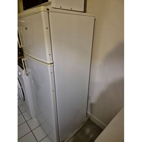 Réfrigérateur blanc FAR avec congélateur en haut.
