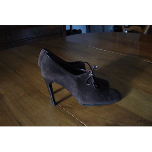 Chaussures Charles Jourdan En Cuir Suédé À Hauts Talons ¿ Couleur Marron -Taille 7