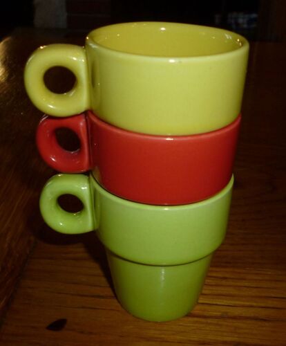 Lot 3 Tasses Empilables En Faïence Colorée - Diamètre 05cm ,Hauteur 06cm Environ - Vert Pomme, Rouge ,Jaune Citron ,Années 80