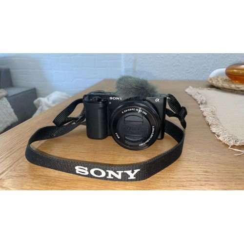 Pack Appareil photo hybride Vlogging hybride Sony ZV-E10 24.2 mpix + Objectif E PZ 16-50mm f/3,5-5,6 OSS + 2ème batterie + Chargeur de batterie