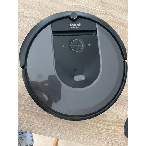 Je vends mon aspirateur Iromba i7+. Cet aspirateur robot haut de gamme est idéal pour garder votre maison propre et bien entretenue. Avec sa navigation intelligente et ses capteurs avancés.