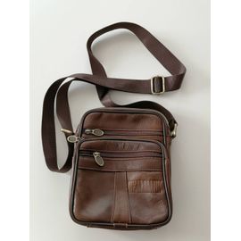 Bonjour. Je vends une sacoche pour homme, en cuir marron. Nombreuses poches de rangement.
