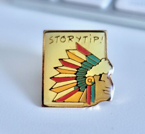 Pins Indien "Storytip !" . Chef Siou. Signé Arcane Paris
