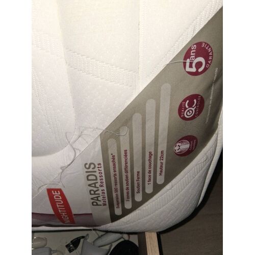 Matelas Nightitude Matelas marque Nightitude (Paradis Matelas Ressorts) prix de vente : 145,99€ je le vends :  120€ Suspension 580 ressorts ensachés 3 zones de soutien, hauteur 22cm