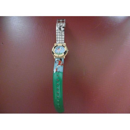 Montre Enfant Affichage Analogique Quartz Cadran Fond Bleu Avec Joueur De Foot Bracelet Plastique Vert, Blanc Et Noir Dauteuil E004a05