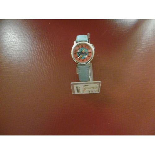 Montre Enfant Mixte Analogique Cadran Fond Rouge Avec Au Milieu Un Avion Bracelet Façon Cuir Bleu Clair Dauteuil E005a01