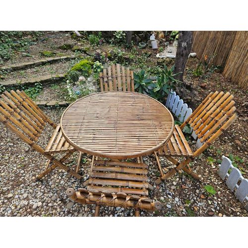 L'ensemble Table Et Chaises Plus Le Parasol En Bambou