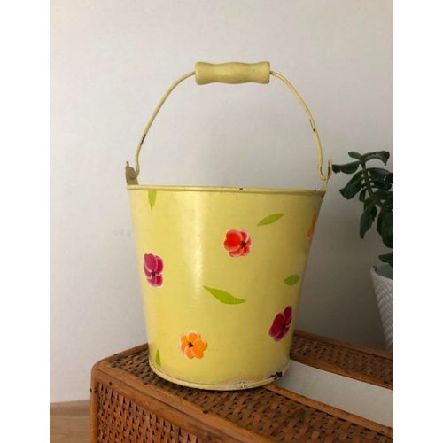Petit seau cache pot en métal imprimé fleuri sur fond jaune