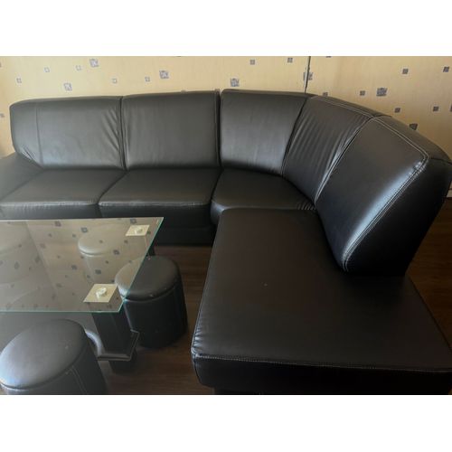 Superbe canapé d'angle en cuir noir assortie de sa table basse¿ Élégance et confort au rendez-vous !