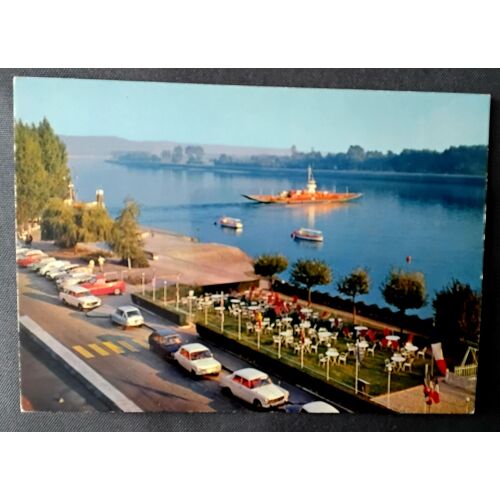 Carte Postale Caudebec En Caux (S-Mar) : Les Quais De La Seine - Terrasse- Le Bac Et Ses Voitures D’Époque