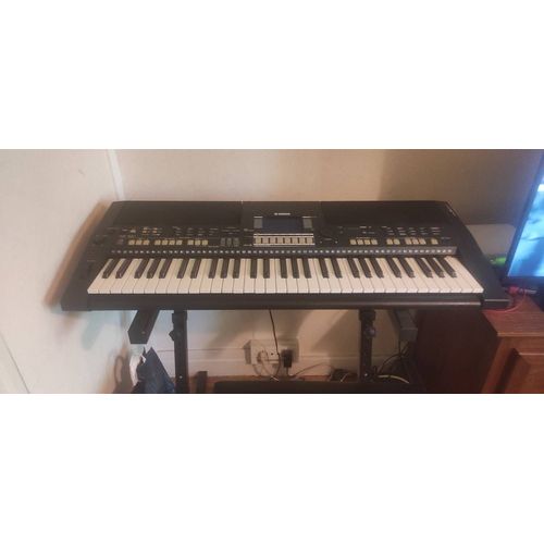 Vend Un Clavier Arrangeur Yamaha Psr S 550 B Avec Support Et Banc Avec Manuel Et Piano Pour Les Nuls En Excellent État, Peu Servi