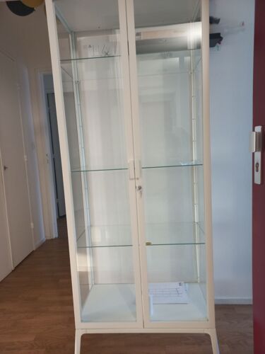 Meuble, à Porte Vitré (Bibliothèque Porte Vitré), Avec 4 étagère Bien Spacieuse, De Quoi Pouvoir Ranger Sa Vaisselle Où Autre.