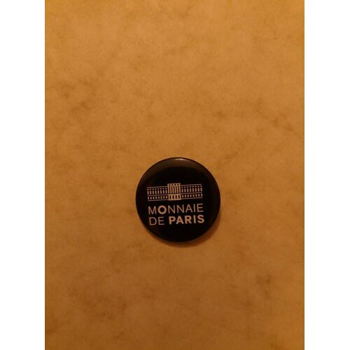 Badge Noir Motif Blanc Vintage Années 80 Monnaie De Paris.