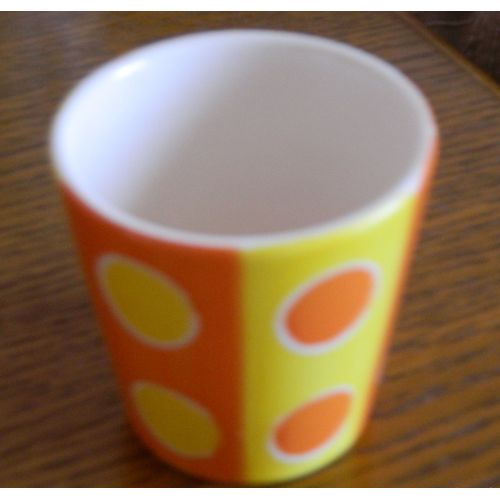 Verre en céramique jeune et orange