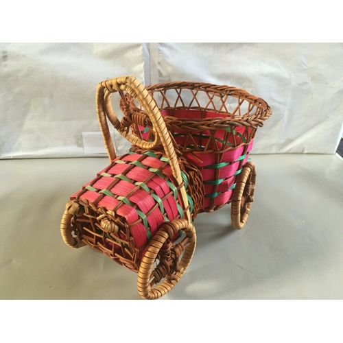 Panier en forme de voiture ancienne