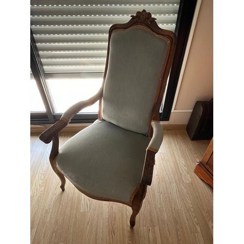 Fauteuil Voltaire En Bon État. Assise Et Dossier Recouverts D¿Un Velours À L¿État Moyen.