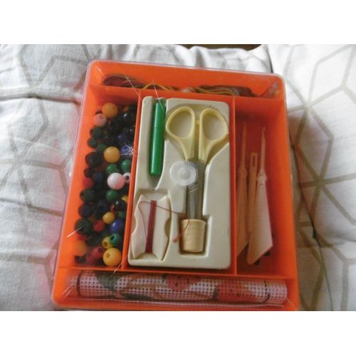 Coffret Perles, Canevas, Fil, Ciseaux Dans Sa Boite Plastique Fond Rouge