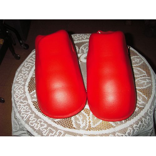 Protèges Pieds Karaté De Marque Domyos ,Décathlon Création ,De Couleur Rouge ,Taille M .