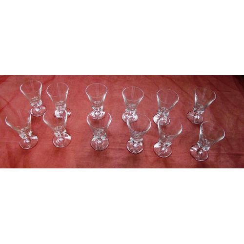Lot De 12 Petits Verres Anciens En Cristal Année 1960 Très Fin En Parfait Dimensions Hauteur 7 Cm Diamètre Du Haut 4,3 Cm Diamètre Du Pied 4 Cm
