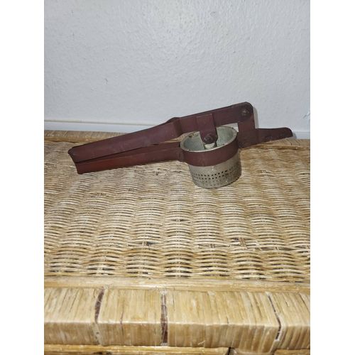 Ancien Presse-Purée / Presse-Aliments En Métal