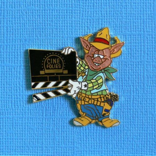 16931 // 1 Pin's : Ciné Folies Film Doc De Ph Collin Prod 1977 Noir & Blanc Des Années 30