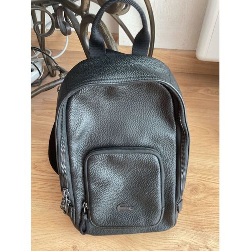 Sacoche monobretelle en cuir noir grainé 20 x 30 cm marque Lacoste