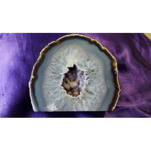 Géode D'agate Teintée Violet Avec Cristal. Longueur 8.3 Cm. Hauteur 7.5 Cm. Lot 46