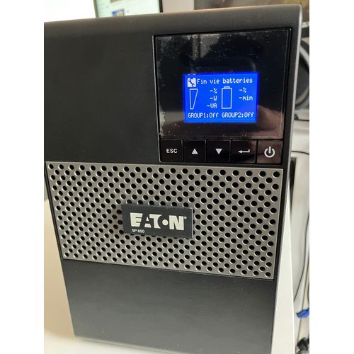 Onduleur professionnel Eaton 5p650i d'occasion, batterie à remplacer.