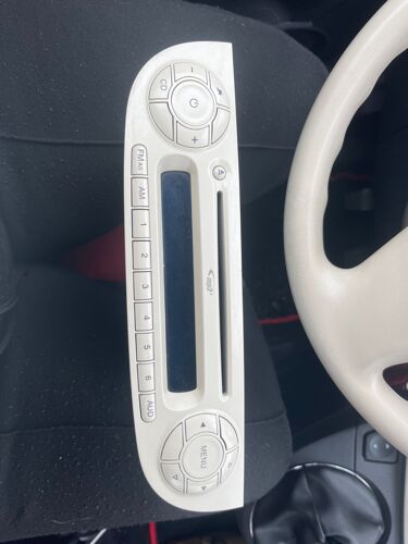 Auto radio d’origine Fiat 500 de couleur beige