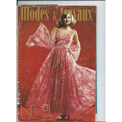 Modes Et Travaux 12/1976 Noël , Ensembles De Robes De Grand Et Petits Soir, Les Tricots Modèles Élégants Pour Femmes, Les Poupées, Recettes