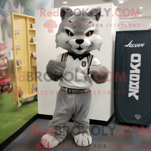 Costume Mascotte Redbrokoly De Lynx Gris Habillé D Un Pantalon En Velours Côtelé Et De Pochettes