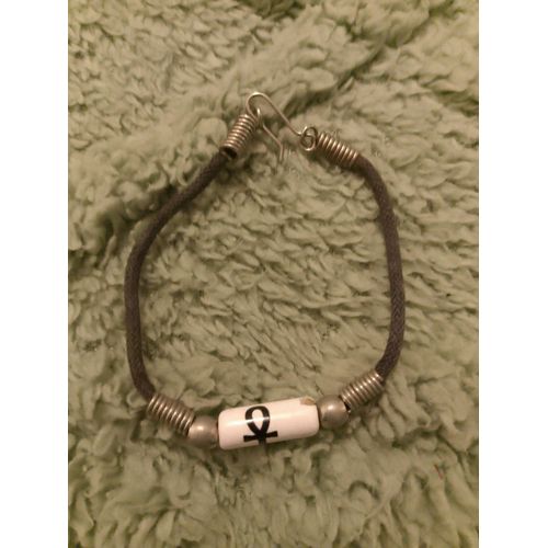 Bracelet Perle En Céramique Blanche Motif Noir.