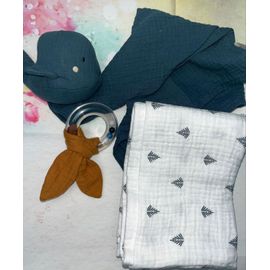 Doudou Baleine Bleu Marine Lange Blanc Et Hochet Bois Ocre Vertbaudet 