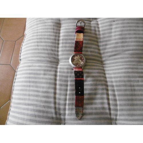 Montre Enfant Mixte Affichage Analogique Quartz Cadran Chromé Fond Marron Avec Ourson Bracelet Noir Et Rouge Écossais Busquets