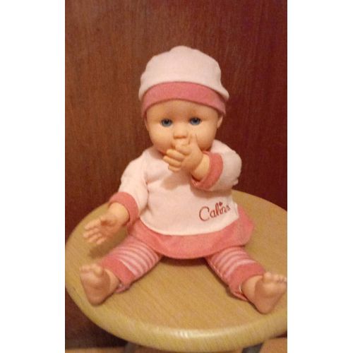 Poupon Fille Calinou, Rit Et Envoie Des Bisous Sonores Avec La Main, Habillé En Pyjama Et Bonnet Rose Pâle Et Foncé, Bas Rayé, Tient En Position Assise, Fonctionne Avec 3 Piles Aaa Lr3 1,5 V.