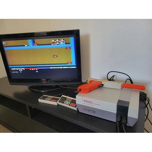 Nintendo Nes avec manettes câbles et pistolet / M4