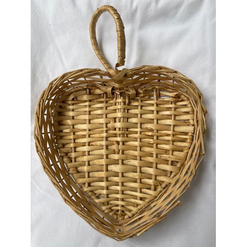 Panier en rotin en forme de coeur.