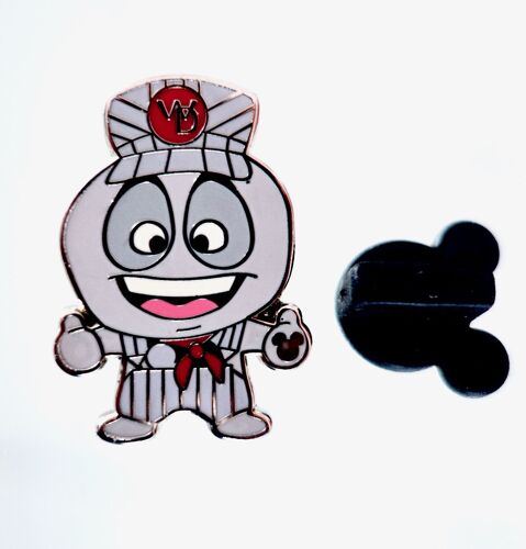 Pins Disney Dee Bee, Couleur Argent. Conducteur De Train. Chaser Noeud Papillon. Numero 1/5. Official Pin Trading 2011.
